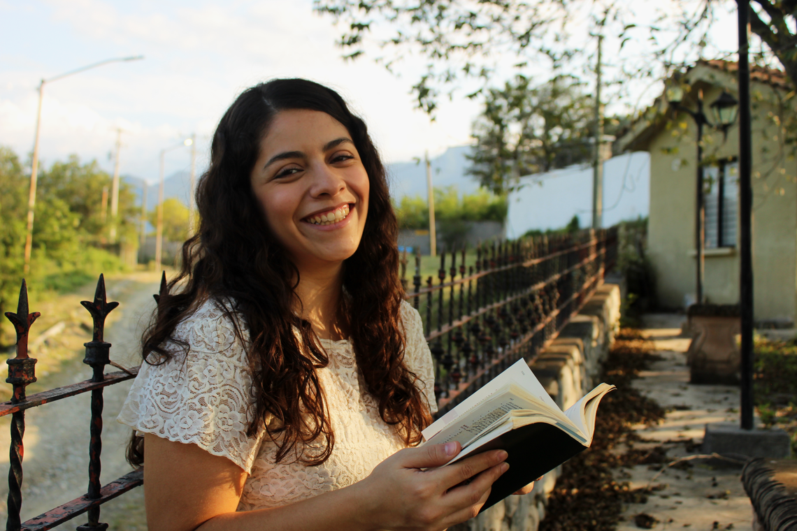 Lizzy muestra su sonrisa auténtica conforme el paso de la tarde y del tiempo.